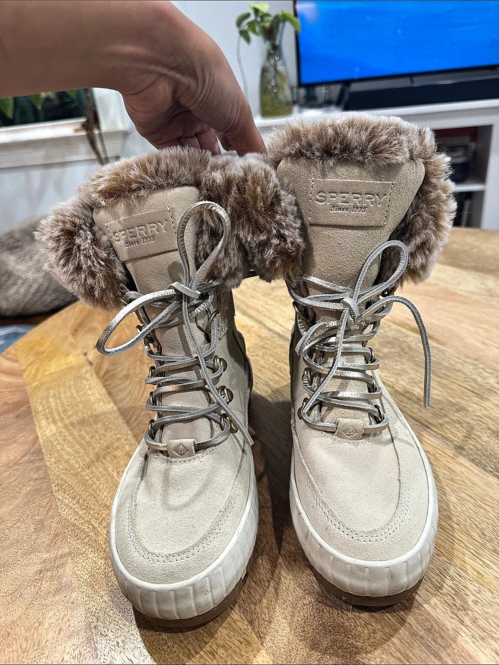 Sperry Boot Women's Cream fur lined Boots US 6